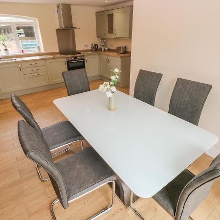 Woodpecker Barn Villa Pontyclun Bagian luar foto
