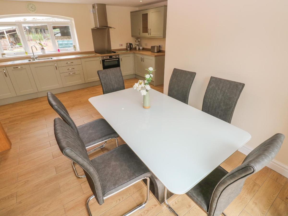 Woodpecker Barn Villa Pontyclun Bagian luar foto