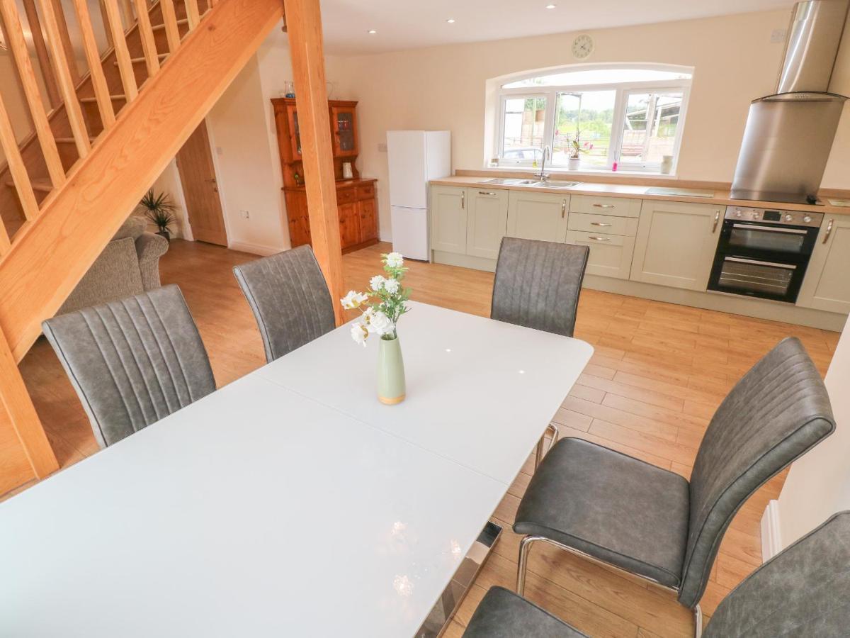 Woodpecker Barn Villa Pontyclun Bagian luar foto