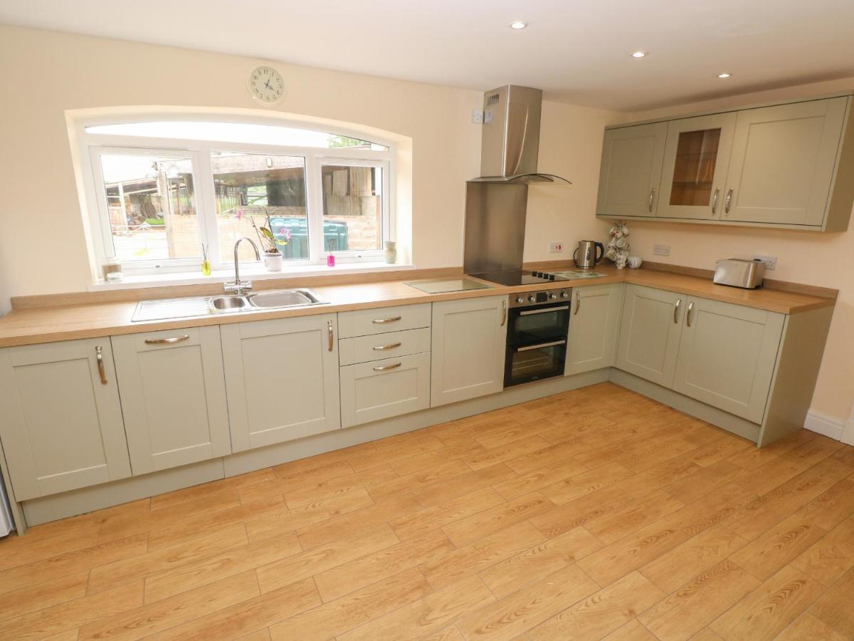 Woodpecker Barn Villa Pontyclun Bagian luar foto